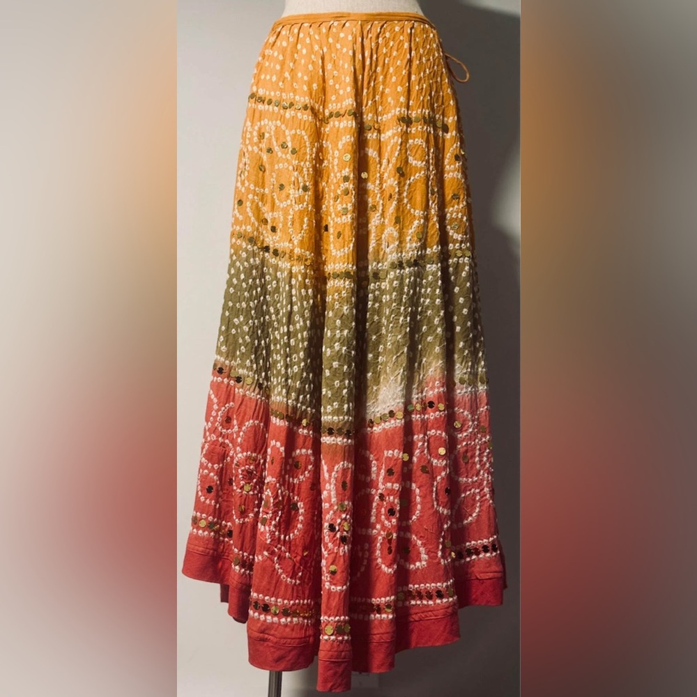 Miss June: Exotic India Maxi Jupe Bandhani Tie-Dye avec de grandes paillettes